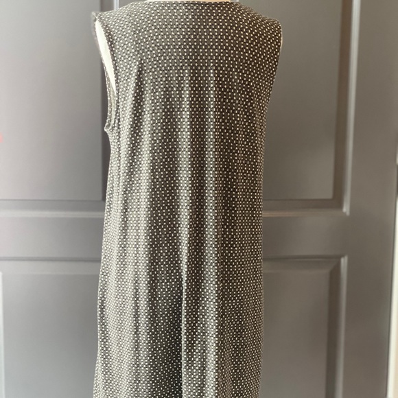 Sleeveless JJill MP blouse. Tunic style with vent on side front. - Picture 6 of 9